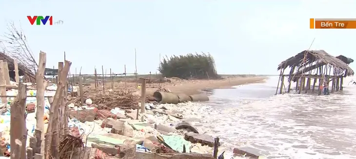 Thêm 2 địa phương ban hành tình trạng sạt lở khẩn cấp - Ảnh 1. Thêm 2 địa phương ban hành tình trạng sạt lở khẩn cấp - Ảnh 1.