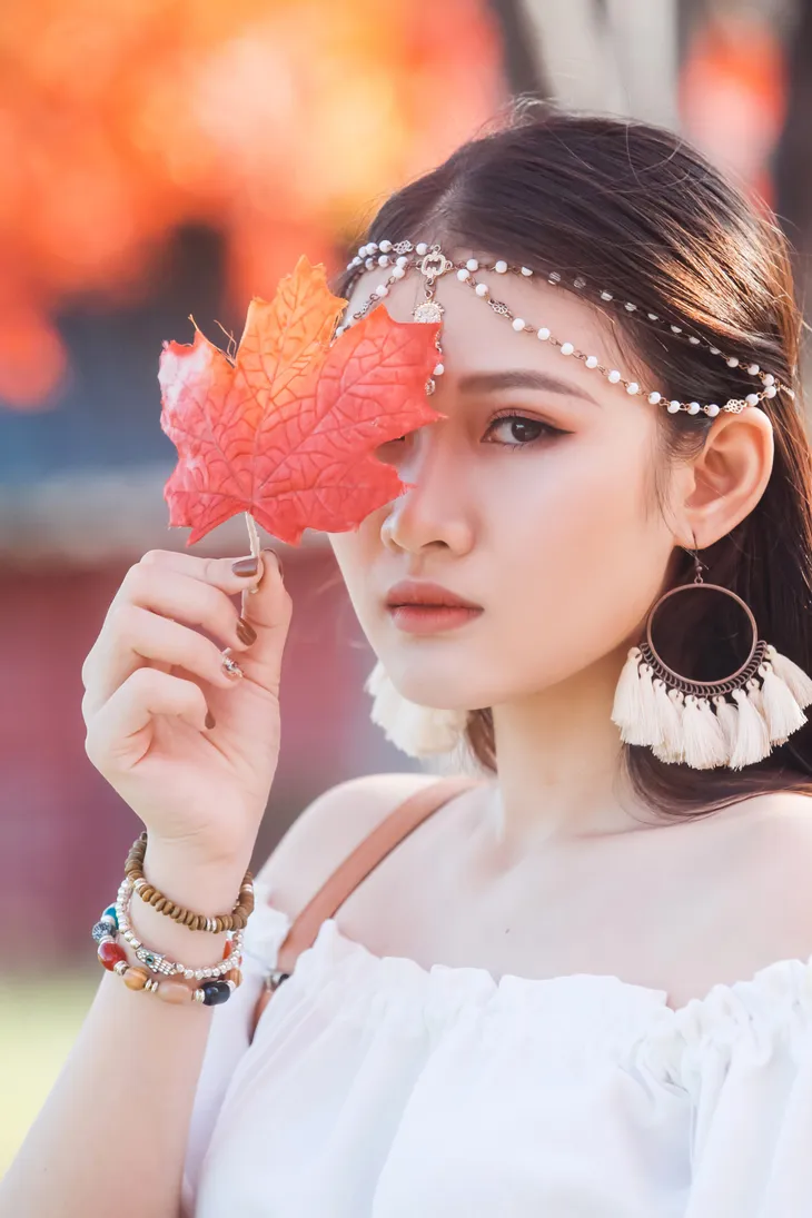 Ngắm hàng cây phong lá đỏ lãng mạn như trong phim Hàn tại Hà Nội - Ảnh 7. Ngắm hàng cây phong lá đỏ lãng mạn như trong phim Hàn tại Hà Nội - Ảnh 7.