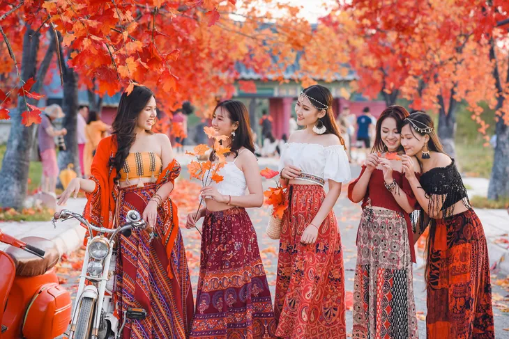 Ngắm hàng cây phong lá đỏ lãng mạn như trong phim Hàn tại Hà Nội - Ảnh 8. Ngắm hàng cây phong lá đỏ lãng mạn như trong phim Hàn tại Hà Nội - Ảnh 8.