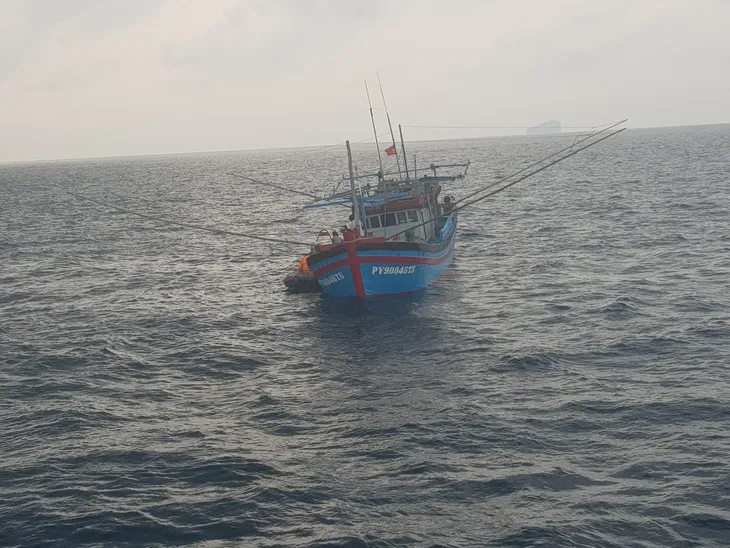 Cứu nạn ngư dân Phú Yên bị tai nạn lao động nguy hiểm tính mạng - Ảnh 1. Cứu nạn ngư dân Phú Yên bị tai nạn lao động nguy hiểm tính mạng - Ảnh 1.