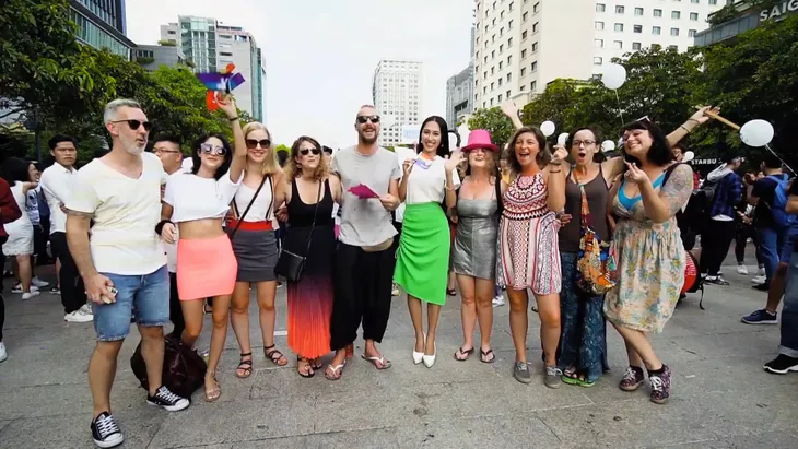 Thu Hiền quay clip cùng cộng đồng LGBT để dự thi Hoa hậu châu Á - Thái Bình Dương - Ảnh 4. Thu Hiền quay clip cùng cộng đồng LGBT để dự thi Hoa hậu châu Á - Thái Bình Dương - Ảnh 4.