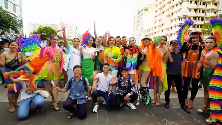 Thu Hiền quay clip cùng cộng đồng LGBT để dự thi Hoa hậu châu Á - Thái Bình Dương - Ảnh 8. Thu Hiền quay clip cùng cộng đồng LGBT để dự thi Hoa hậu châu Á - Thái Bình Dương - Ảnh 8.