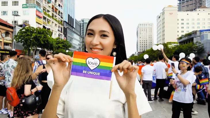 Thu Hiền quay clip cùng cộng đồng LGBT để dự thi Hoa hậu châu Á - Thái Bình Dương - Ảnh 1. Thu Hiền quay clip cùng cộng đồng LGBT để dự thi Hoa hậu châu Á - Thái Bình Dương - Ảnh 1.
