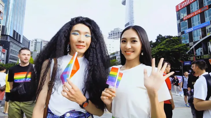 Thu Hiền quay clip cùng cộng đồng LGBT để dự thi Hoa hậu châu Á - Thái Bình Dương - Ảnh 3. Thu Hiền quay clip cùng cộng đồng LGBT để dự thi Hoa hậu châu Á - Thái Bình Dương - Ảnh 3.