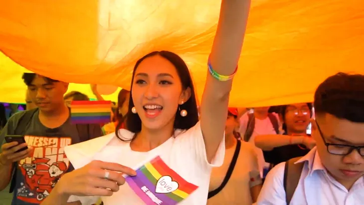 Thu Hiền quay clip cùng cộng đồng LGBT để dự thi Hoa hậu châu Á - Thái Bình Dương - Ảnh 6. Thu Hiền quay clip cùng cộng đồng LGBT để dự thi Hoa hậu châu Á - Thái Bình Dương - Ảnh 6.