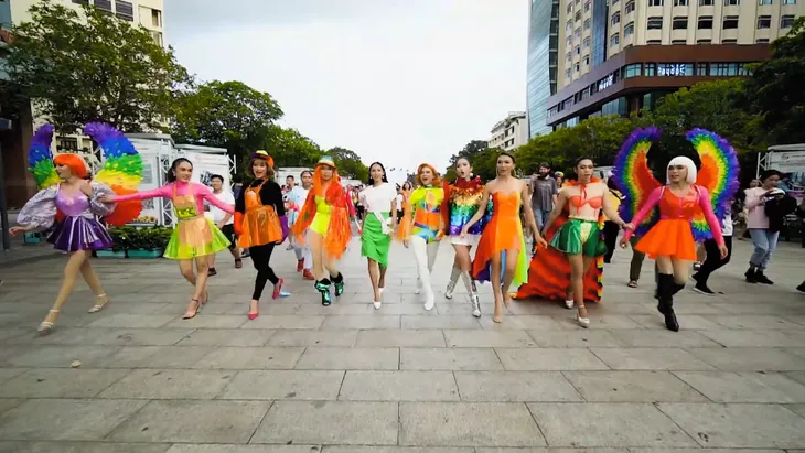 Thu Hiền quay clip cùng cộng đồng LGBT để dự thi Hoa hậu châu Á - Thái Bình Dương - Ảnh 2. Thu Hiền quay clip cùng cộng đồng LGBT để dự thi Hoa hậu châu Á - Thái Bình Dương - Ảnh 2.