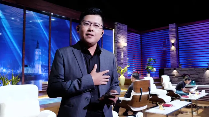 Shark Dzung say sưa khoe giọng hát ở Shark Tank Việt Nam - Ảnh 1. Shark Dzung say sưa khoe giọng hát ở Shark Tank Việt Nam - Ảnh 1.
