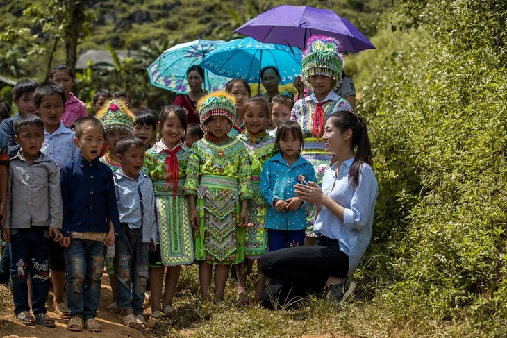 Hoa hậu Lương Thùy Linh khởi công dự án nhân ái “Đắp đường, xây ước mơ” - Ảnh 1. Hoa hậu Lương Thùy Linh khởi công dự án nhân ái “Đắp đường, xây ước mơ” - Ảnh 1.