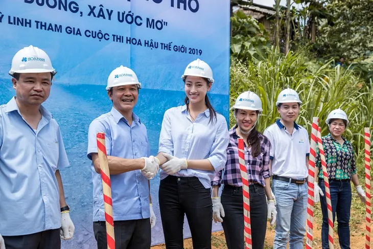 Hoa hậu Lương Thùy Linh khởi công dự án nhân ái “Đắp đường, xây ước mơ” - Ảnh 2. Hoa hậu Lương Thùy Linh khởi công dự án nhân ái “Đắp đường, xây ước mơ” - Ảnh 2.