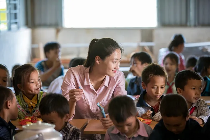 Hoa hậu Lương Thùy Linh khởi công dự án nhân ái “Đắp đường, xây ước mơ” - Ảnh 9. Hoa hậu Lương Thùy Linh khởi công dự án nhân ái “Đắp đường, xây ước mơ” - Ảnh 9.