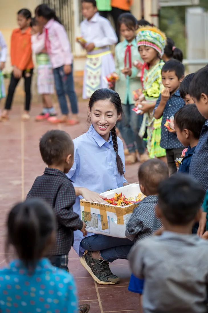 Hoa hậu Lương Thùy Linh khởi công dự án nhân ái “Đắp đường, xây ước mơ” - Ảnh 6. Hoa hậu Lương Thùy Linh khởi công dự án nhân ái “Đắp đường, xây ước mơ” - Ảnh 6.