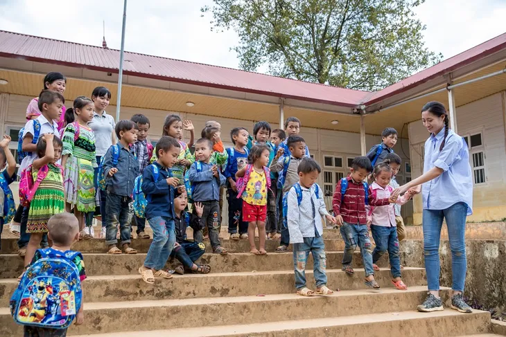 Hoa hậu Lương Thùy Linh khởi công dự án nhân ái “Đắp đường, xây ước mơ” - Ảnh 7. Hoa hậu Lương Thùy Linh khởi công dự án nhân ái “Đắp đường, xây ước mơ” - Ảnh 7.