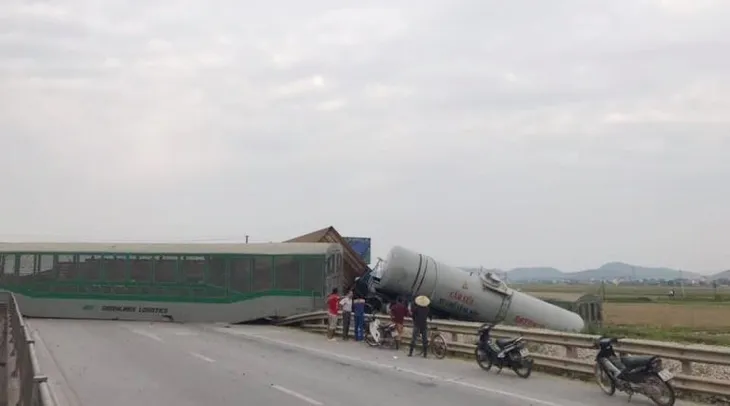 Bốn toa tàu bị lật khỏi đường ray sau cú đâm mạnh vào xe tải - Ảnh 1. Bốn toa tàu bị lật khỏi đường ray sau cú đâm mạnh vào xe tải - Ảnh 1.