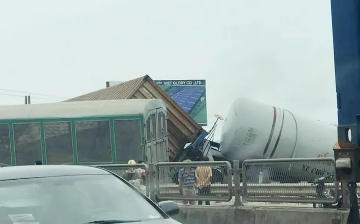 Bốn toa tàu bị lật khỏi đường ray sau cú đâm mạnh vào xe tải - Ảnh 2. Bốn toa tàu bị lật khỏi đường ray sau cú đâm mạnh vào xe tải - Ảnh 2.
