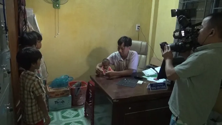 Không sống cùng thầy Cương, cậu bé tí hon KRể giờ ra sao? - Ảnh 1.