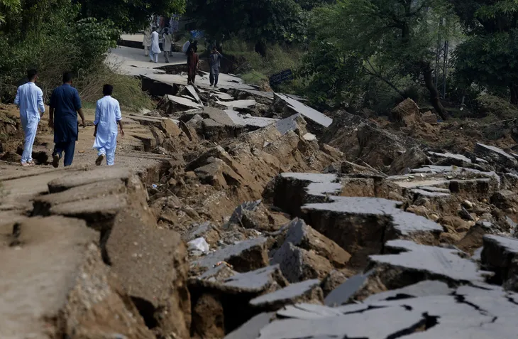 Pakistan: Gần 500 người thương vong sau động đất - Ảnh 1. Pakistan: Gần 500 người thương vong sau động đất - Ảnh 1.