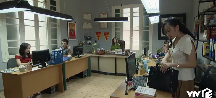 Những nhân viên gương mẫu - Tập 28: Nguyệt (Diễm Hương) càng ngày càng ngứa mắt với Chi (Kim Oanh) - Ảnh 2. Những nhân viên gương mẫu - Tập 28: Nguyệt (Diễm Hương) càng ngày càng ngứa mắt với Chi (Kim Oanh) - Ảnh 2.