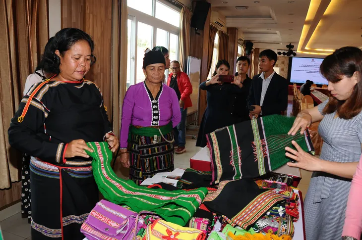 Hỗ trợ phụ nữ dân tộc thiểu số tự chủ kinh tế và phát triển kinh doanh với công nghệ 4.0 - Ảnh 6. Hỗ trợ phụ nữ dân tộc thiểu số tự chủ kinh tế và phát triển kinh doanh với công nghệ 4.0 - Ảnh 6.