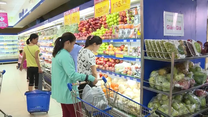Xăng dầu, điện nước hâm nóng CPI tháng 7 - Ảnh 2. Xăng dầu, điện nước hâm nóng CPI tháng 7 - Ảnh 2.