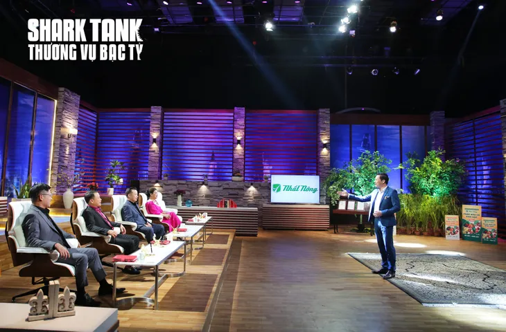 Shark Hưng tự tin khoe giọng hát ở Shark Tank Việt Nam - Ảnh 1. Shark Hưng tự tin khoe giọng hát ở Shark Tank Việt Nam - Ảnh 1.