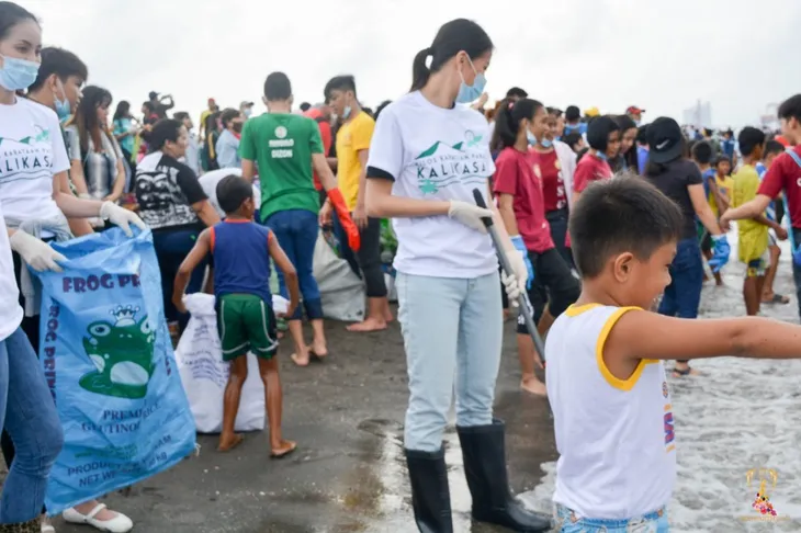 Hoa hậu Trái đất Phương Khánh cùng hàng ngàn người dân Philippines xuống biển dọn rác - Ảnh 4. Hoa hậu Trái đất Phương Khánh cùng hàng ngàn người dân Philippines xuống biển dọn rác - Ảnh 4.