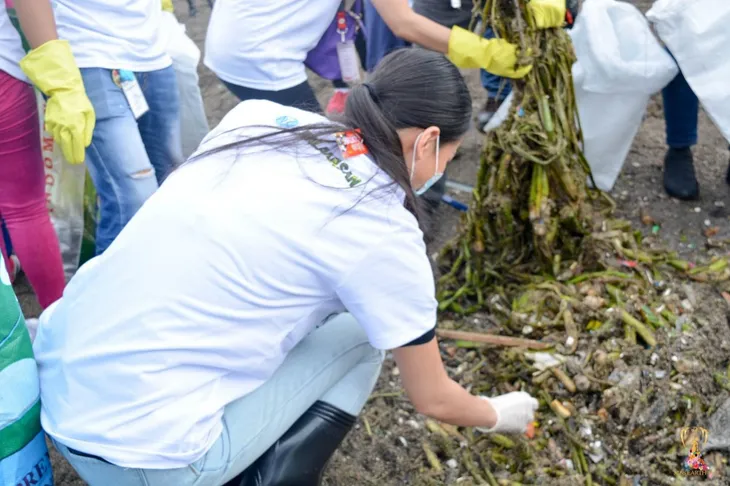 Hoa hậu Trái đất Phương Khánh cùng hàng ngàn người dân Philippines xuống biển dọn rác - Ảnh 2. Hoa hậu Trái đất Phương Khánh cùng hàng ngàn người dân Philippines xuống biển dọn rác - Ảnh 2.