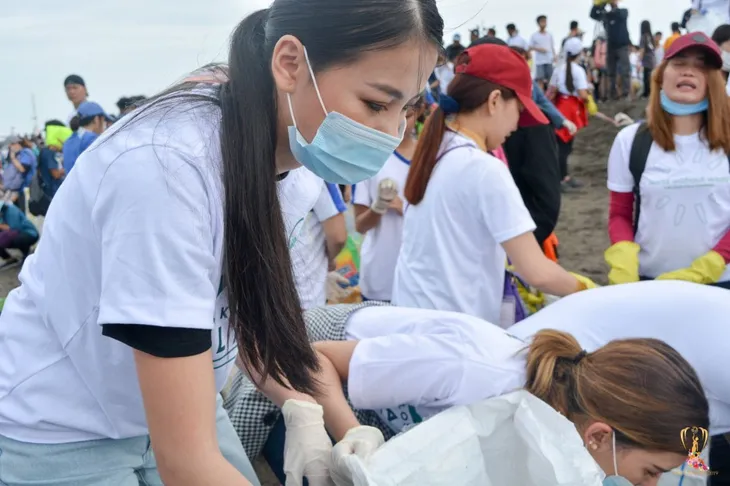 Hoa hậu Trái đất Phương Khánh cùng hàng ngàn người dân Philippines xuống biển dọn rác - Ảnh 1. Hoa hậu Trái đất Phương Khánh cùng hàng ngàn người dân Philippines xuống biển dọn rác - Ảnh 1.