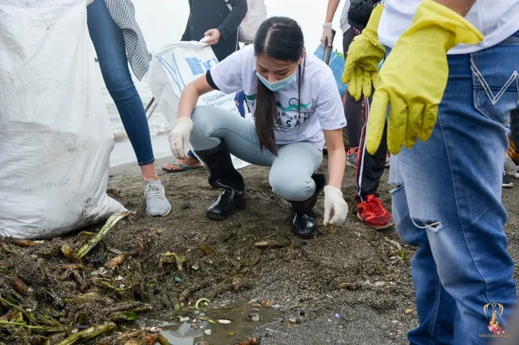 Hoa hậu Trái đất Phương Khánh cùng hàng ngàn người dân Philippines xuống biển dọn rác - Ảnh 3. Hoa hậu Trái đất Phương Khánh cùng hàng ngàn người dân Philippines xuống biển dọn rác - Ảnh 3.