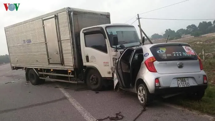 Xe tải tông taxi, 2 người tử vong tại chỗ - Ảnh 1. Xe tải tông taxi, 2 người tử vong tại chỗ - Ảnh 1.