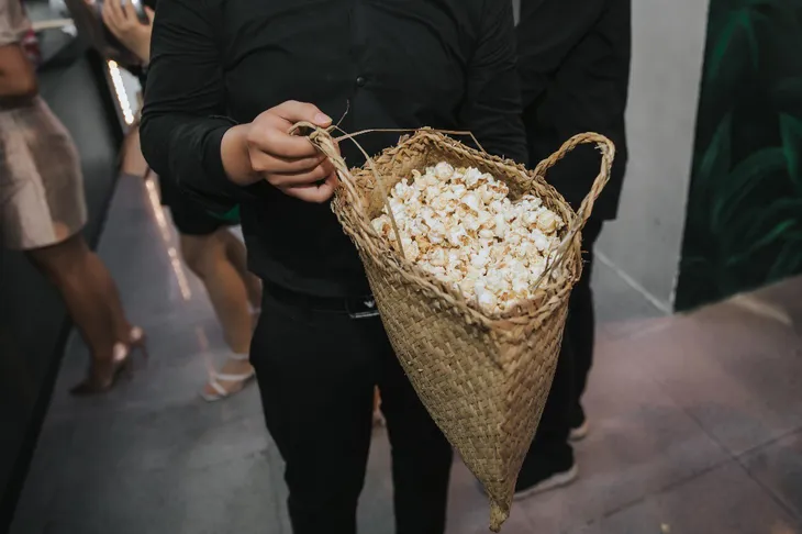 Giới trẻ Sài Gòn mang xô, chảo đi đựng bắp rang bơ miễn phí - Ảnh 3. Giới trẻ Sài Gòn mang xô, chảo đi đựng bắp rang bơ miễn phí - Ảnh 3.