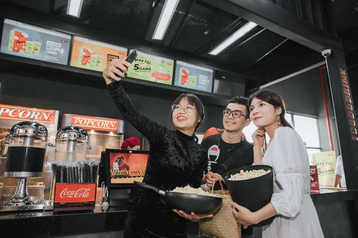 Giới trẻ Sài Gòn mang xô, chảo đi đựng bắp rang bơ miễn phí - Ảnh 1. Giới trẻ Sài Gòn mang xô, chảo đi đựng bắp rang bơ miễn phí - Ảnh 1.