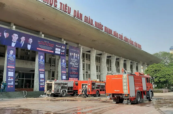Liveshow của Quang Hà bị hoãn do sân khấu Cung Văn hóa Hữu nghị Việt Xô bị cháy - Ảnh 2. Liveshow của Quang Hà bị hoãn do sân khấu Cung Văn hóa Hữu nghị Việt Xô bị cháy - Ảnh 2.