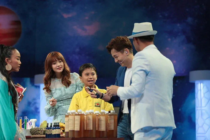 Sếp nhí khởi nghiệp - Tập cuối: Cậu bé 11 tuổi biến vỏ trái cây thành... nước tẩy rửa, xịt thơm - Ảnh 2. Sếp nhí khởi nghiệp - Tập cuối: Cậu bé 11 tuổi biến vỏ trái cây thành... nước tẩy rửa, xịt thơm - Ảnh 2.