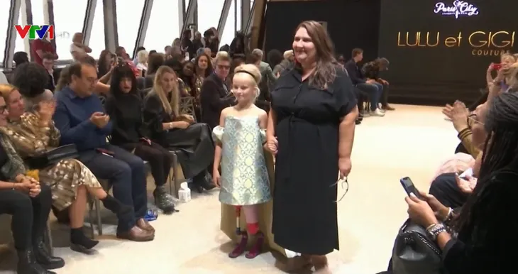 Bé gái không chân tự tin trên sàn catwalk - Ảnh 1. Bé gái không chân tự tin trên sàn catwalk - Ảnh 1.