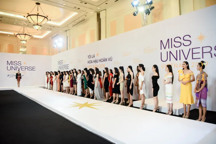 Tôi là Hoa hậu Hoàn vũ Việt Nam - Tập 1: Xuất hiện như celeb, thí sinh nào bị giám khảo nhắc nhở - Ảnh 1. Tôi là Hoa hậu Hoàn vũ Việt Nam - Tập 1: Xuất hiện như celeb, thí sinh nào bị giám khảo nhắc nhở - Ảnh 1.