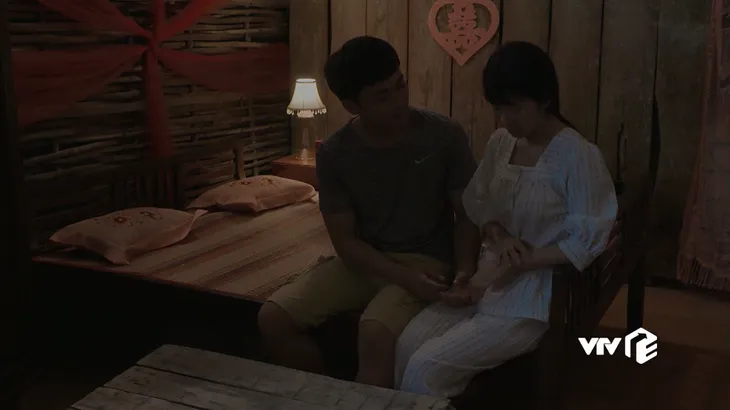 Bán chồng - Tập 13: Đang thắm thiết, Nương - Vui đứt dây đàn vì chiếc nhẫn của Hưng - Ảnh 4. Bán chồng - Tập 13: Đang thắm thiết, Nương - Vui đứt dây đàn vì chiếc nhẫn của Hưng - Ảnh 4.