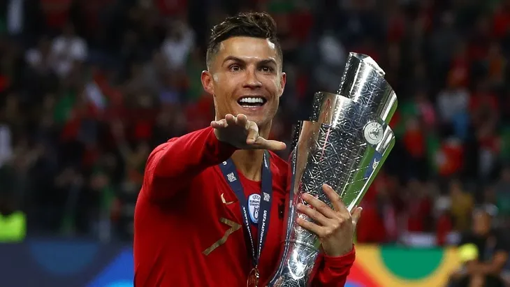 Cristiano Ronaldo lần thứ 10 nhận giải thưởng Cầu thủ xuất sắc nhất Bồ Đào Nha - Ảnh 1. Cristiano Ronaldo lần thứ 10 nhận giải thưởng Cầu thủ xuất sắc nhất Bồ Đào Nha - Ảnh 1.