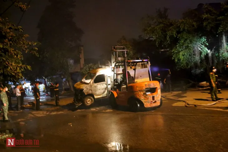 Hà Nội: Đã khống chế được đám cháy tại Khu công nghiệp Ngọc Hồi - Ảnh 6. Hà Nội: Đã khống chế được đám cháy tại Khu công nghiệp Ngọc Hồi - Ảnh 6.