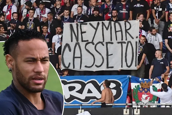 Neymar ví fan PSG với... bạn gái - Ảnh 1. Neymar ví fan PSG với... bạn gái - Ảnh 1.