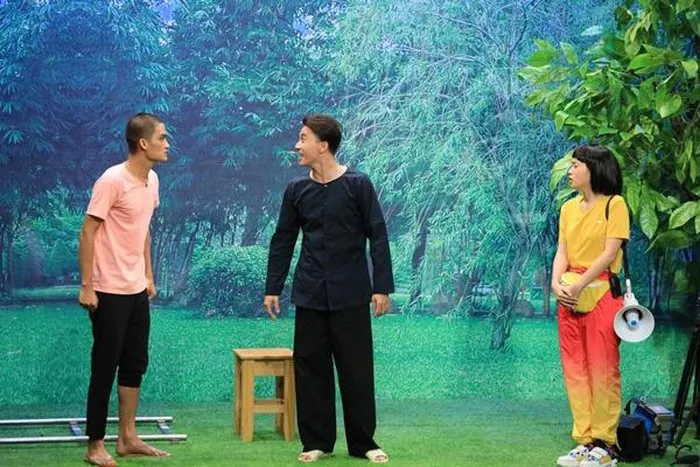 Diễn xuất quá thông minh, S.T nhận cúp từ NSND Ngọc Giàu tại Ơn giời! Cậu đây rồi - Ảnh 1. Diễn xuất quá thông minh, S.T nhận cúp từ NSND Ngọc Giàu tại Ơn giời! Cậu đây rồi - Ảnh 1.