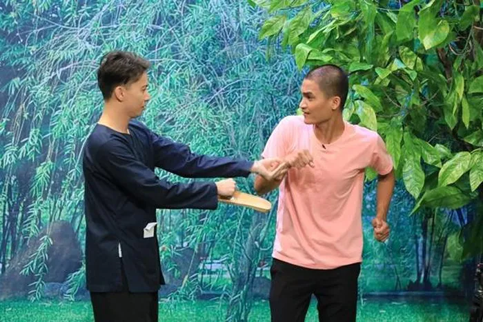 Diễn xuất quá thông minh, S.T nhận cúp từ NSND Ngọc Giàu tại Ơn giời! Cậu đây rồi - Ảnh 2. Diễn xuất quá thông minh, S.T nhận cúp từ NSND Ngọc Giàu tại Ơn giời! Cậu đây rồi - Ảnh 2.