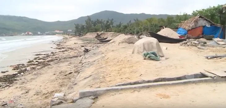 Hà Tĩnh: Sạt lở xâm thực bờ biển nghiêm trọng - Ảnh 2. Hà Tĩnh: Sạt lở xâm thực bờ biển nghiêm trọng - Ảnh 2.