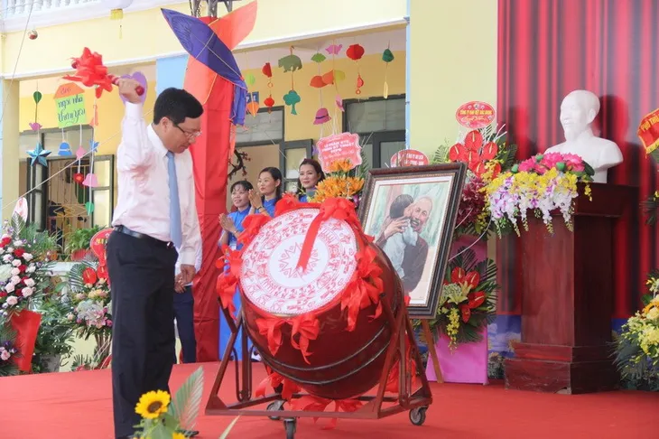PTTg Phạm Bình Minh trao Cờ thi đua đơn vị xuất sắc của Thủ tướng trong lễ khai giảng tại Bắc Giang - Ảnh 1. PTTg Phạm Bình Minh trao Cờ thi đua đơn vị xuất sắc của Thủ tướng trong lễ khai giảng tại Bắc Giang - Ảnh 1.