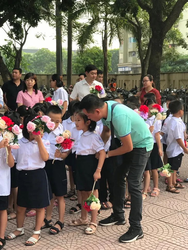 Muôn vàn biểu cảm của học sinh lớp 1 trong ngày khai giảng năm học 2019 - 2020 - Ảnh 14. Muôn vàn biểu cảm của học sinh lớp 1 trong ngày khai giảng năm học 2019 - 2020 - Ảnh 14.