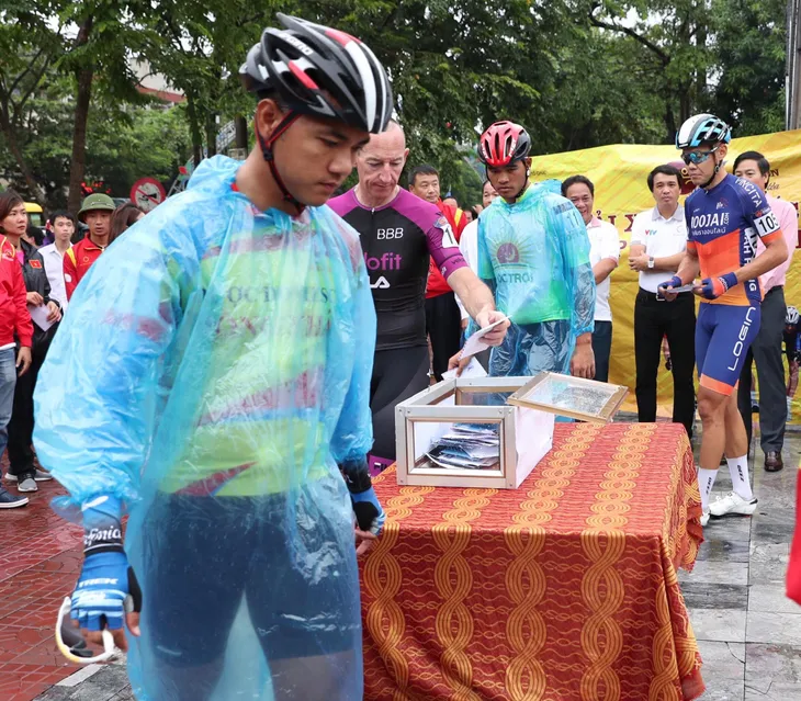 Đoàn đua xe đạp quốc tế VTV Cúp Tôn Hoa Sen 2019 quyên góp ủng hộ nhân dân Hà Tĩnh - Ảnh 3. Đoàn đua xe đạp quốc tế VTV Cúp Tôn Hoa Sen 2019 quyên góp ủng hộ nhân dân Hà Tĩnh - Ảnh 3.