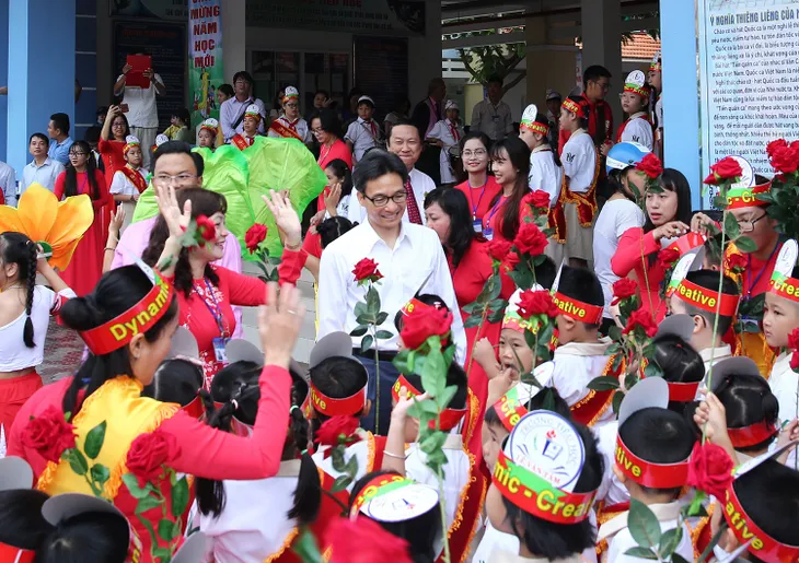 PTTg Vũ Đức Đam đến sớm, trò chuyện với học sinh trước giờ khai giảng tại TP.HCM - Ảnh 1. PTTg Vũ Đức Đam đến sớm, trò chuyện với học sinh trước giờ khai giảng tại TP.HCM - Ảnh 1.