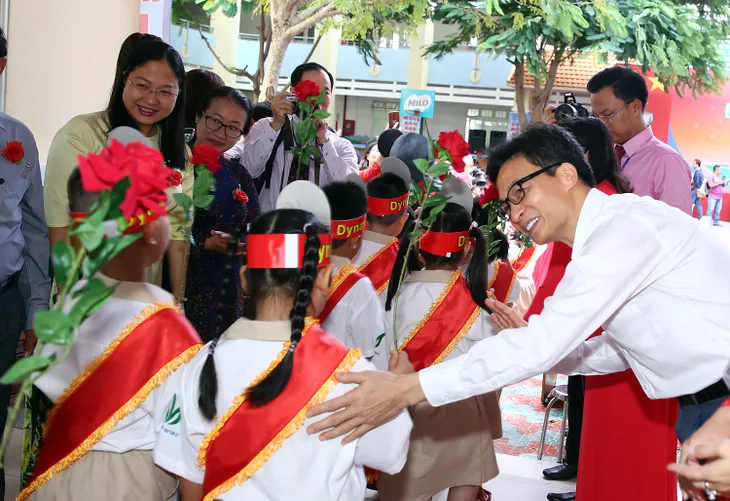 PTTg Vũ Đức Đam đến sớm, trò chuyện với học sinh trước giờ khai giảng tại TP.HCM - Ảnh 2. PTTg Vũ Đức Đam đến sớm, trò chuyện với học sinh trước giờ khai giảng tại TP.HCM - Ảnh 2.