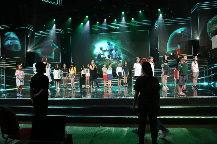 Hà Lê - Bùi Lan Hương mang Mưa hồng tới lễ trao giải VTV Awards 2019 - Ảnh 8. Hà Lê - Bùi Lan Hương mang Mưa hồng tới lễ trao giải VTV Awards 2019 - Ảnh 8.