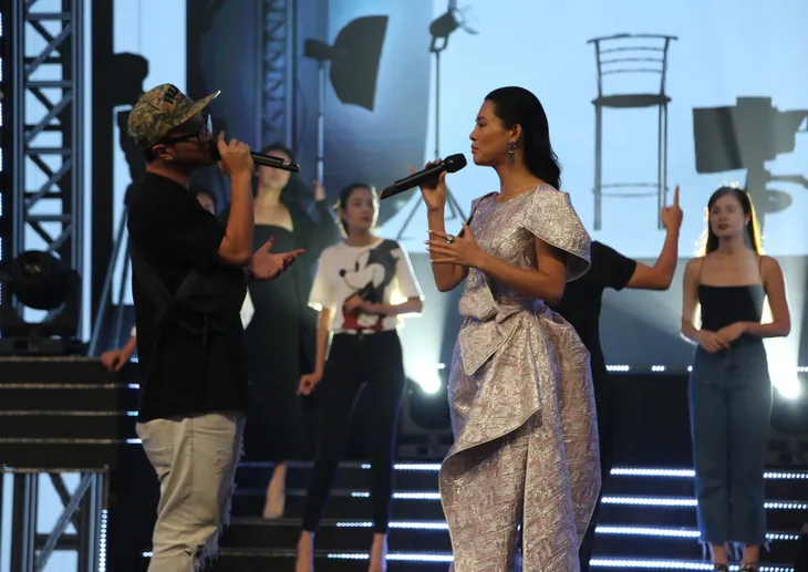 Hà Lê - Bùi Lan Hương mang Mưa hồng tới lễ trao giải VTV Awards 2019 - Ảnh 2. Hà Lê - Bùi Lan Hương mang Mưa hồng tới lễ trao giải VTV Awards 2019 - Ảnh 2.