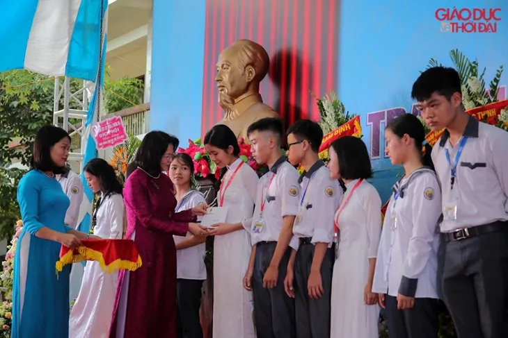Phó Chủ tịch nước Đặng Thị Ngọc Thịnh dự khai giảng năm học mới tại Nam Định - Ảnh 1. Phó Chủ tịch nước Đặng Thị Ngọc Thịnh dự khai giảng năm học mới tại Nam Định - Ảnh 1.